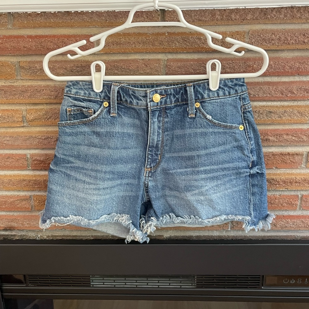 Universal thread, size 6 medium wash jean shorts